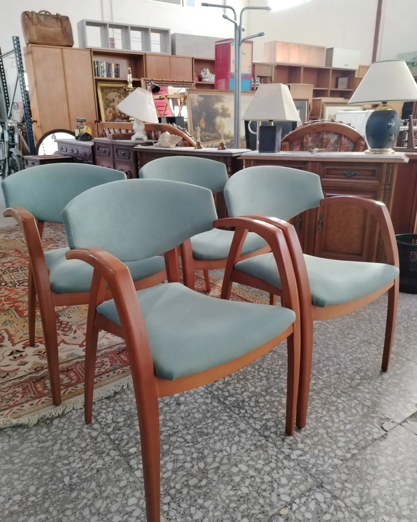 Juego de 4 sillas de comedor tapizadas estilo vintage - imagen 2