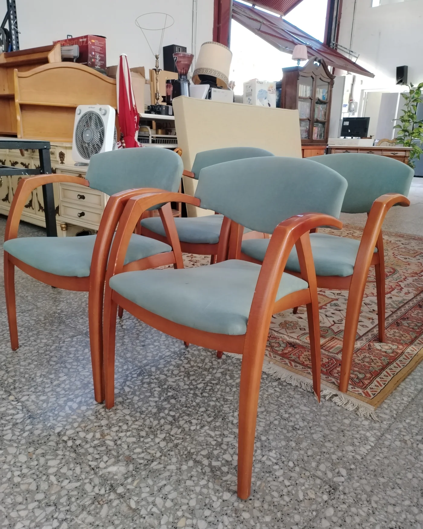 Juego de 4 sillas de comedor tapizadas estilo vintage - imagen 3