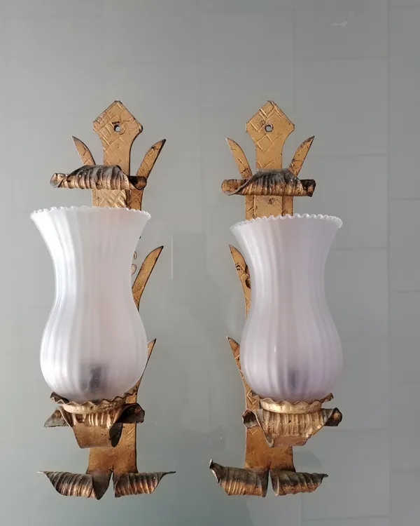 Pareja de apliques de pared dorados en metal y vidrio