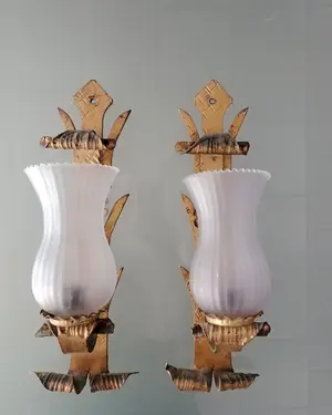 Pareja de apliques de pared dorados en metal y vidrio - miniatura 1