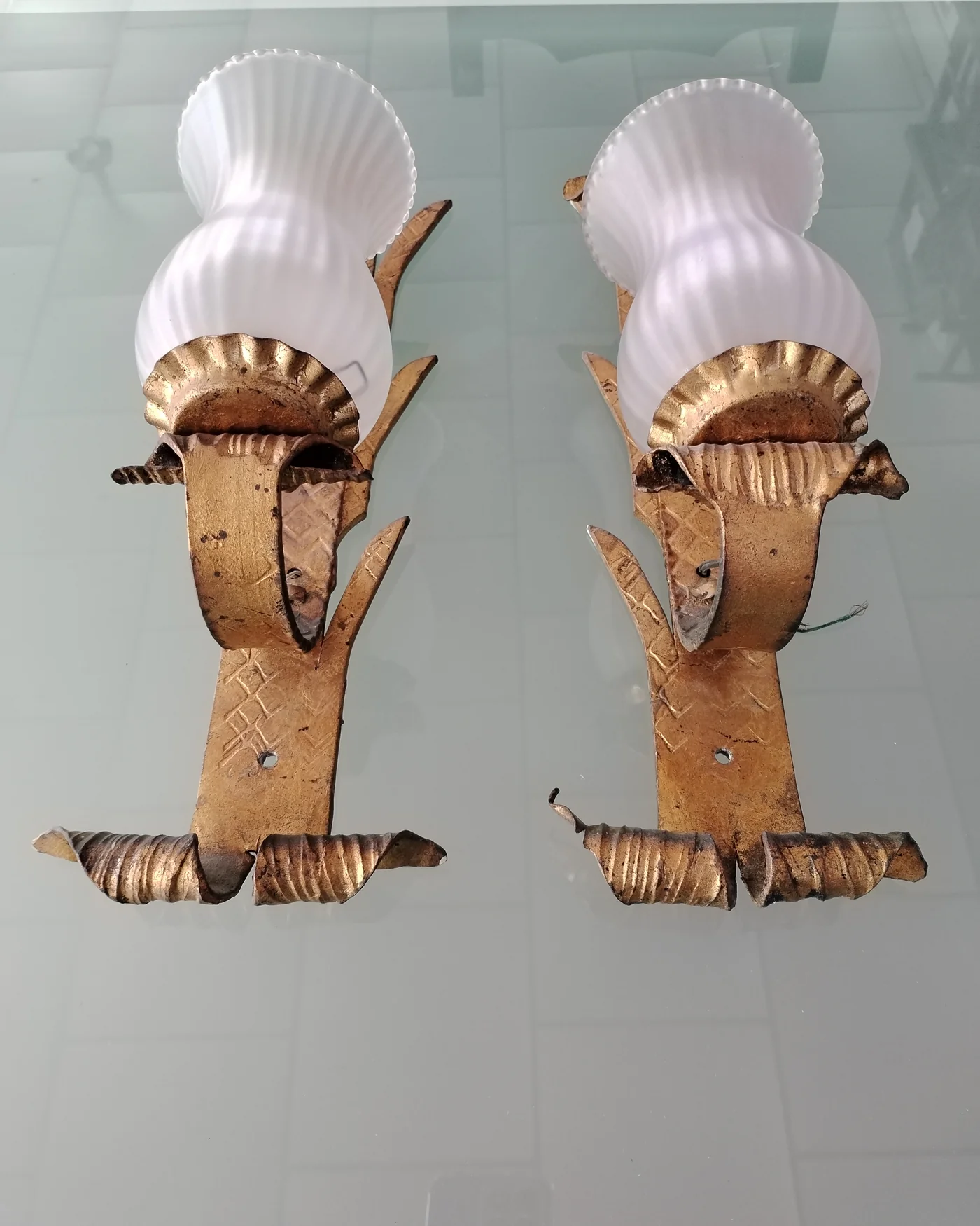 Pareja de apliques de pared dorados en metal y vidrio - imagen 2