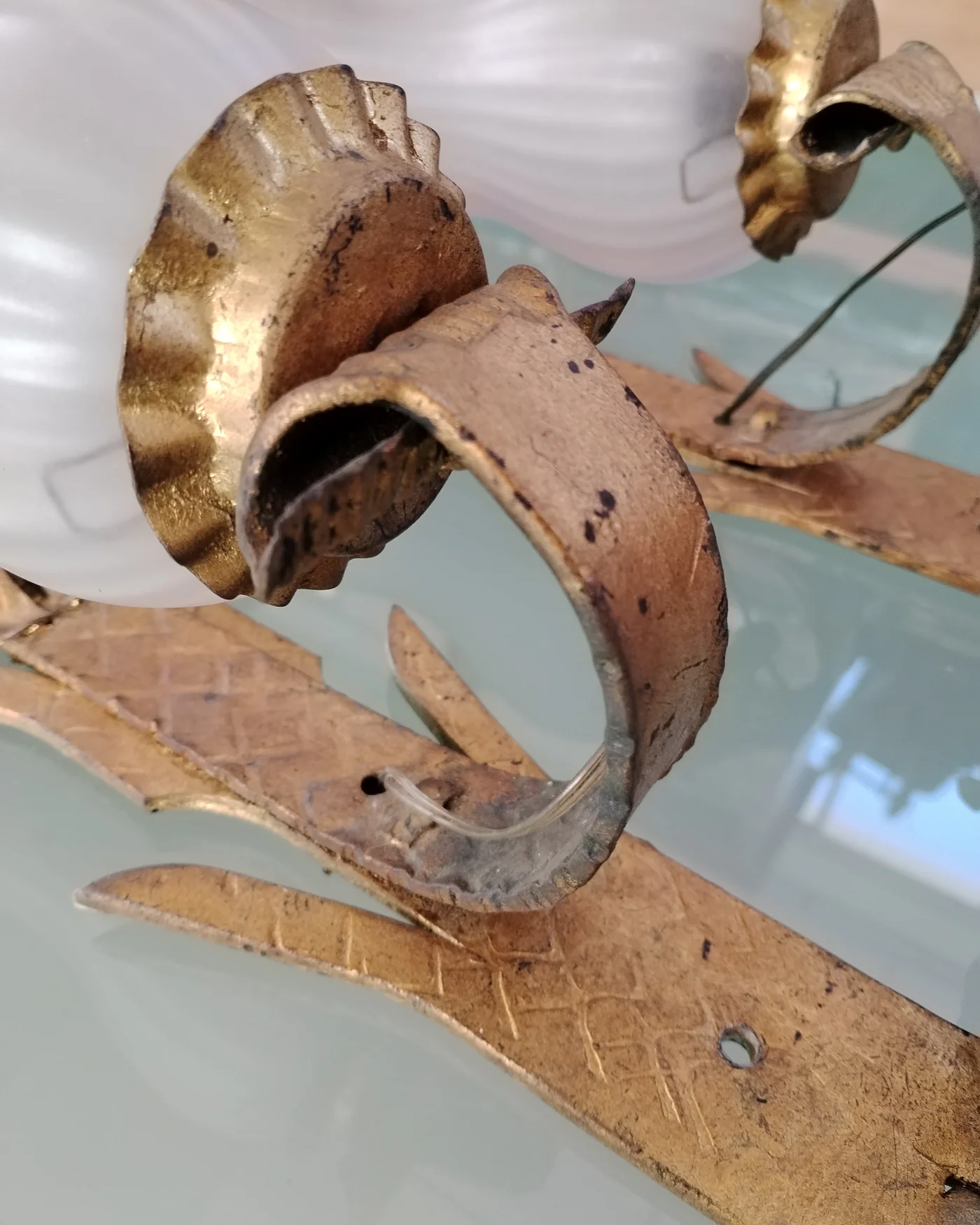 Pareja de apliques de pared dorados en metal y vidrio - imagen 4