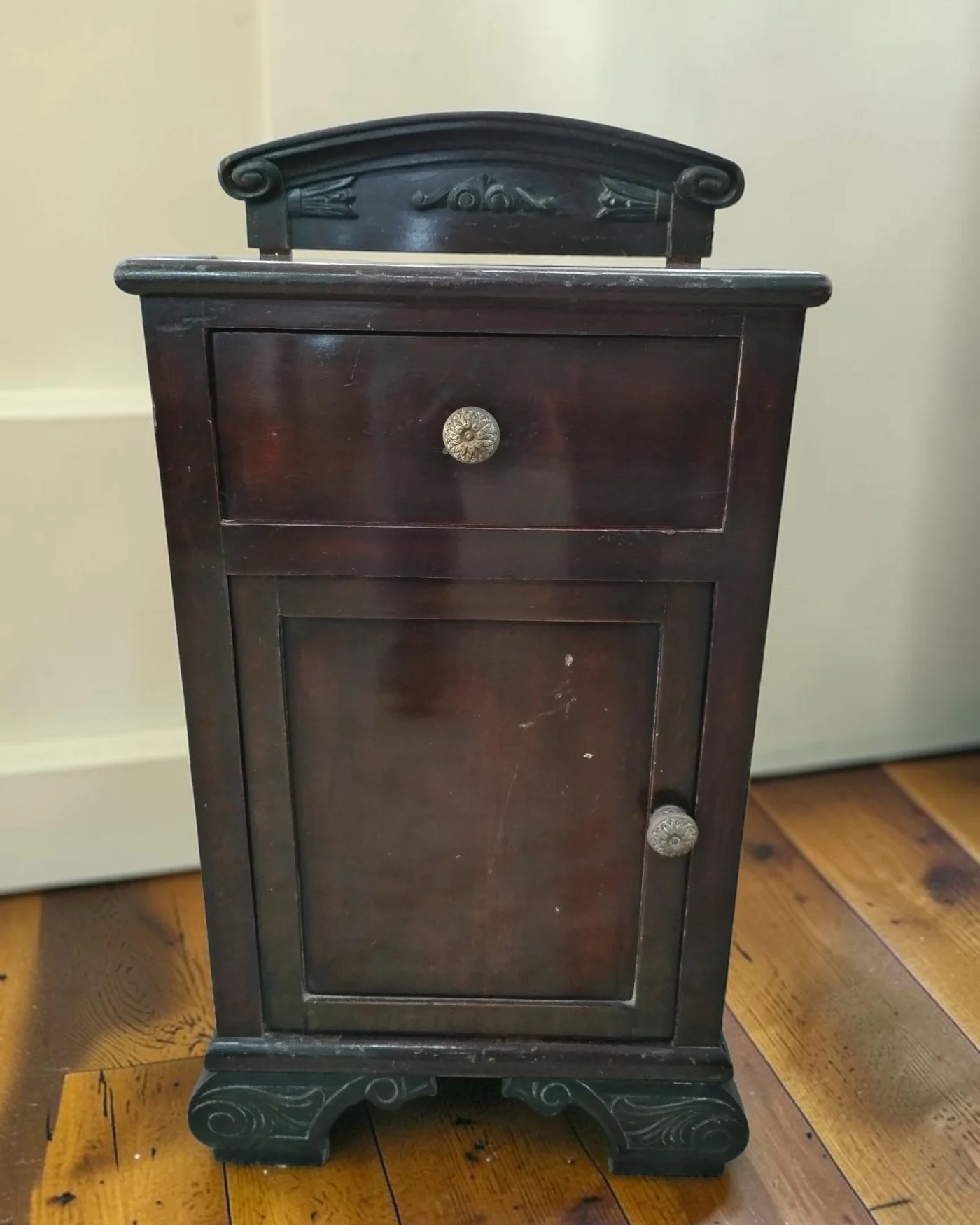 Mesita de noche clásica de madera oscura con cajón y puerta - imagen 1