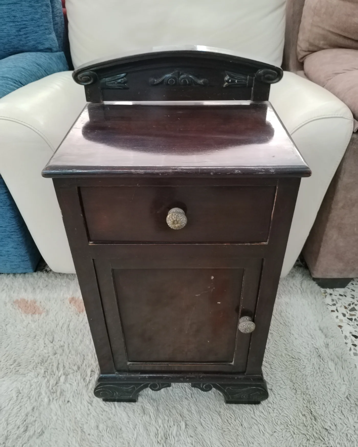 Mesita de noche clásica de madera oscura con cajón y puerta - imagen 2
