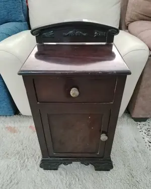 Mesita de noche clásica de madera oscura con cajón y puerta - miniatura 2
