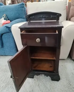 Mesita de noche clásica de madera oscura con cajón y puerta - miniatura 3