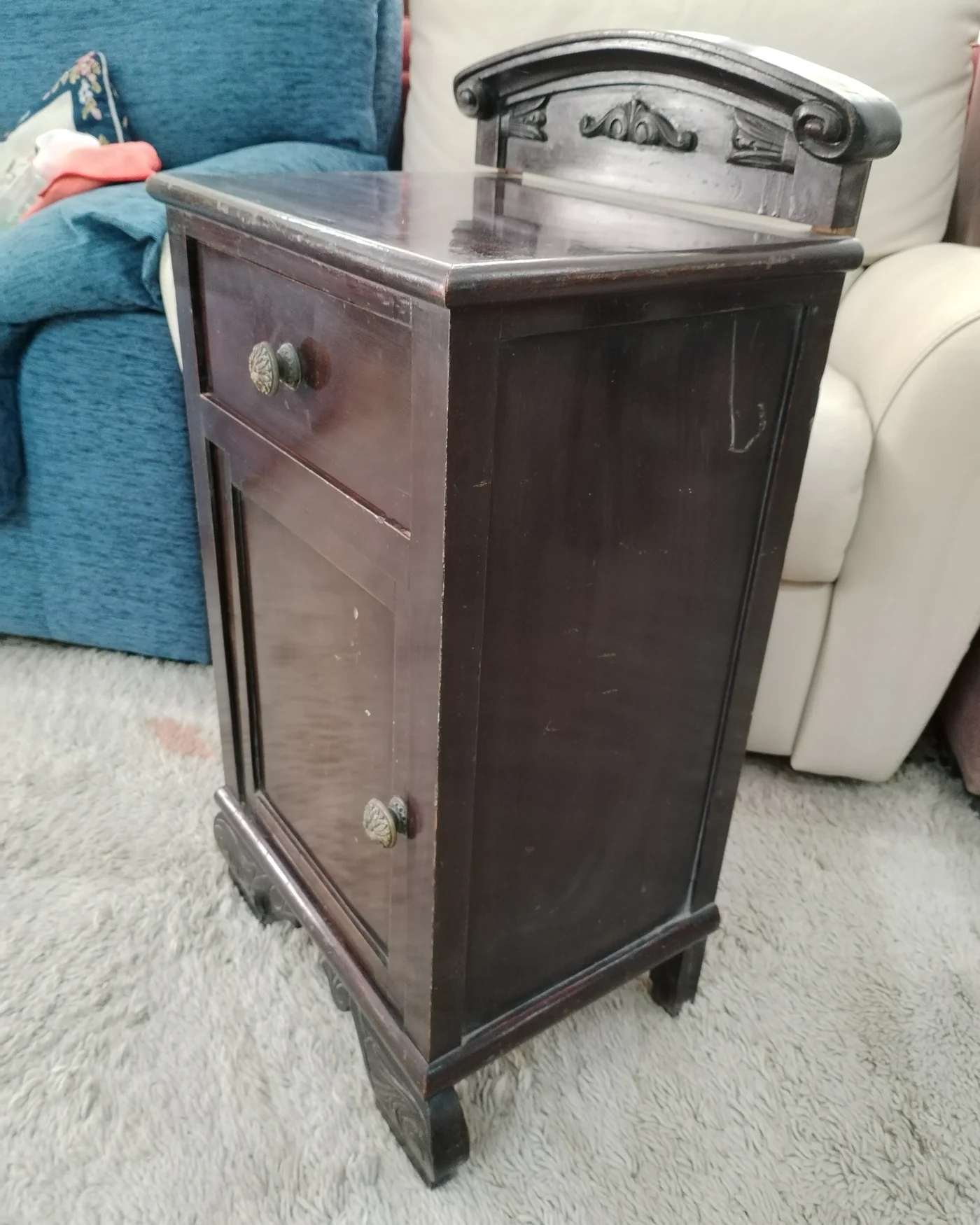 Mesita de noche clásica de madera oscura con cajón y puerta - imagen 4