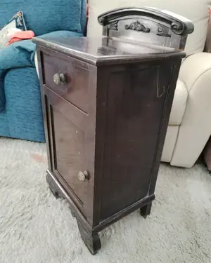 Mesita de noche clásica de madera oscura con cajón y puerta - miniatura 4