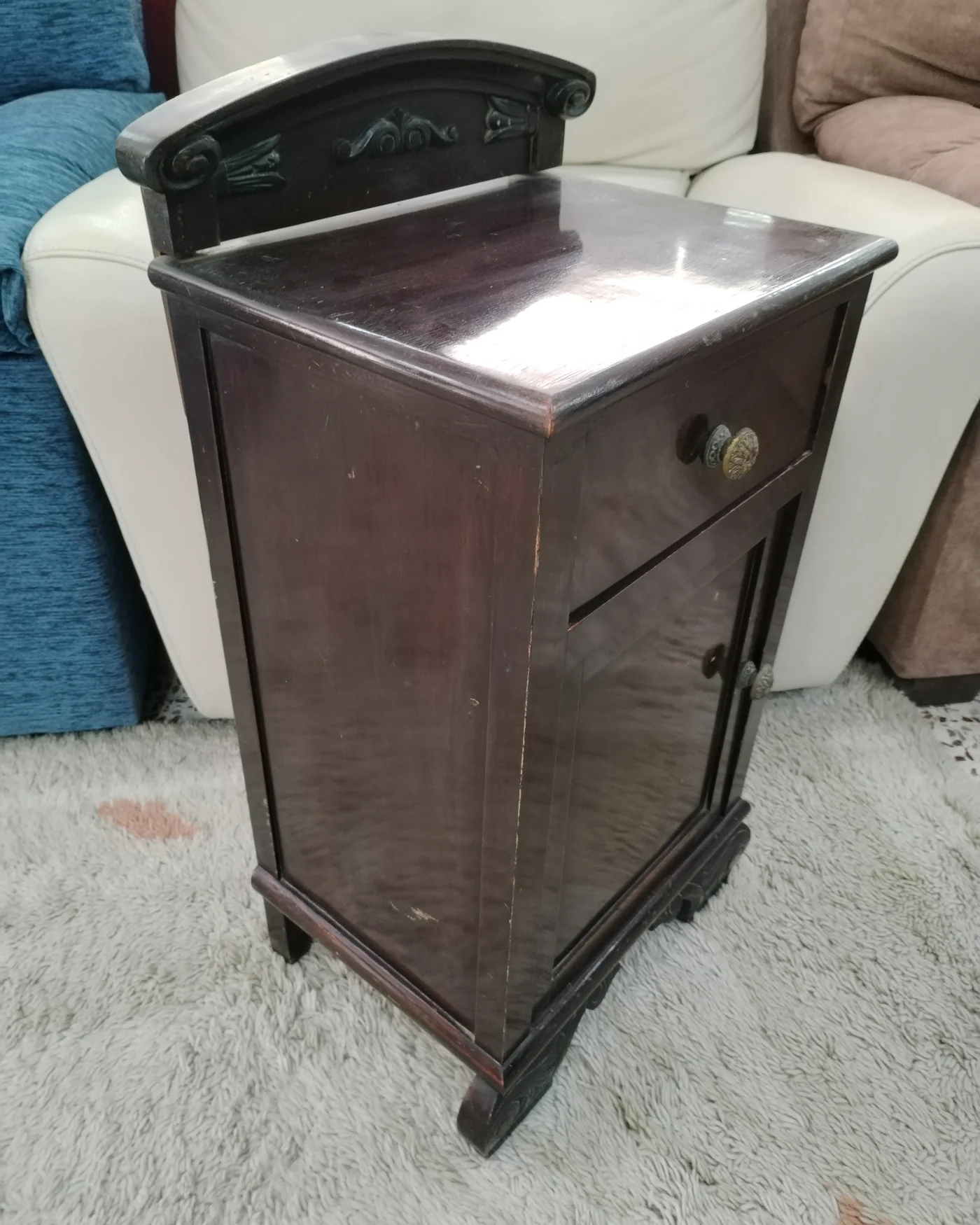 Mesita de noche clásica de madera oscura con cajón y puerta - imagen 5