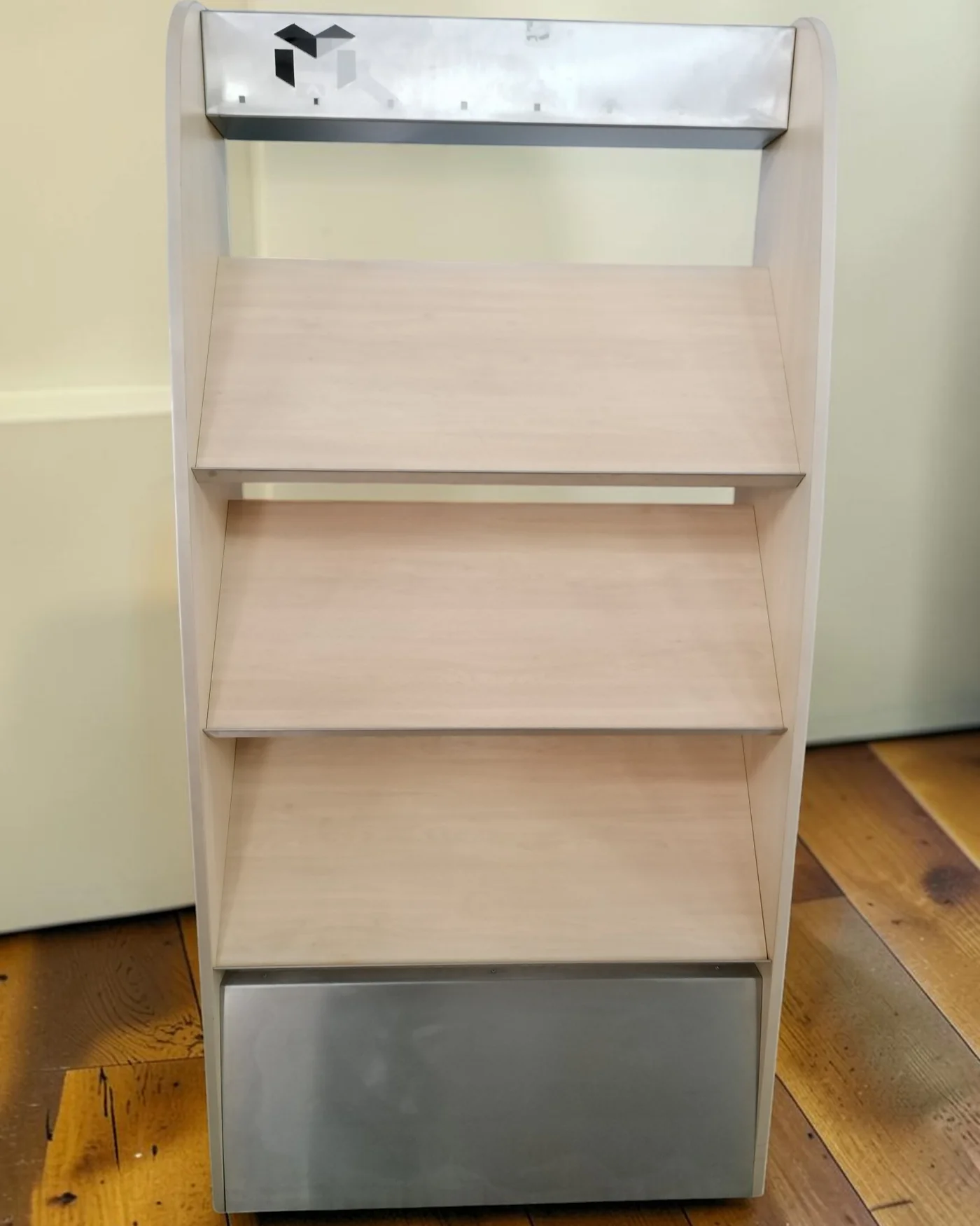 Expositor de madera con estructura metálica - imagen 1