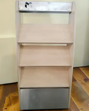 Expositor de madera con estructura metálica - miniatura 1