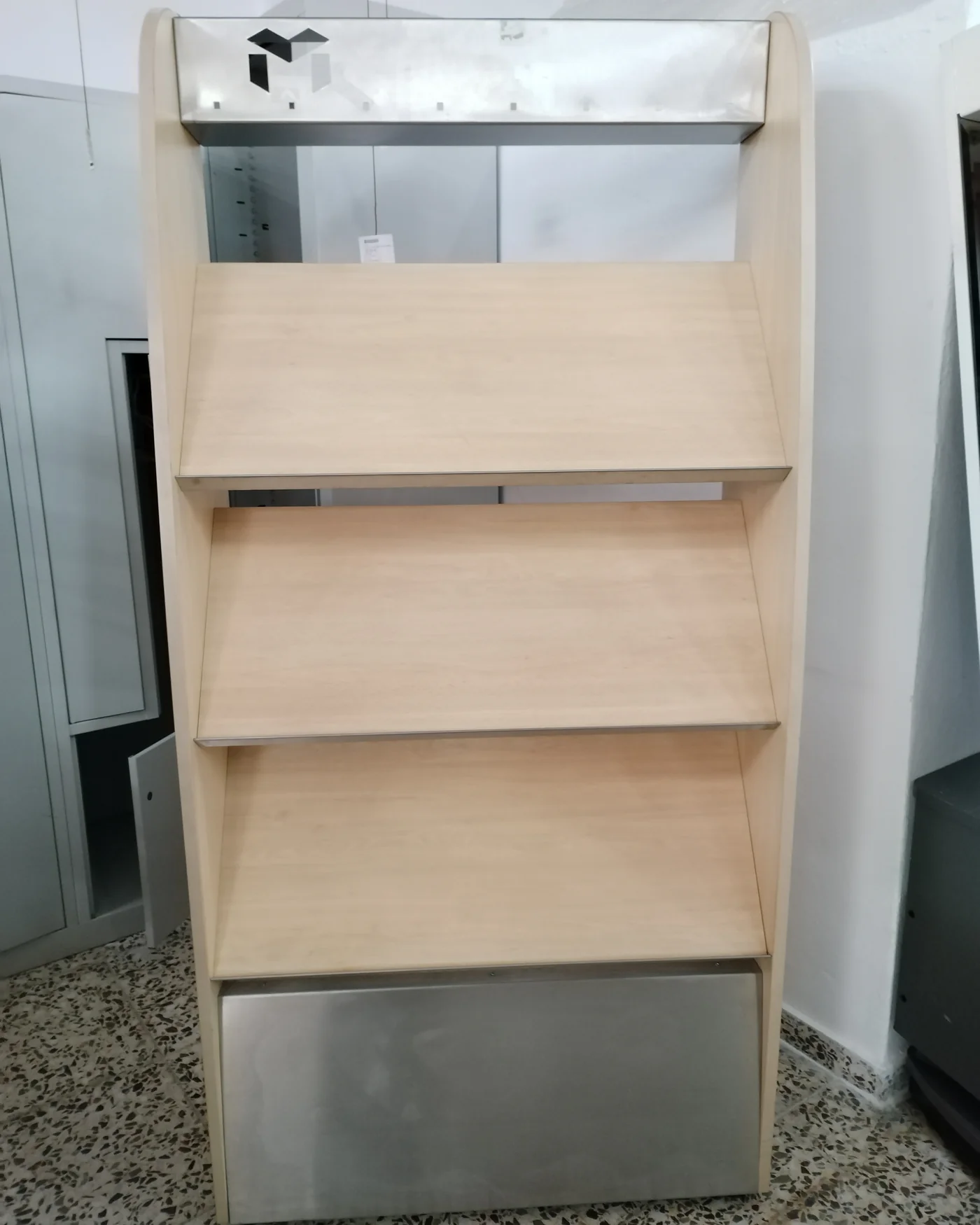 Expositor de madera con estructura metálica - imagen 2