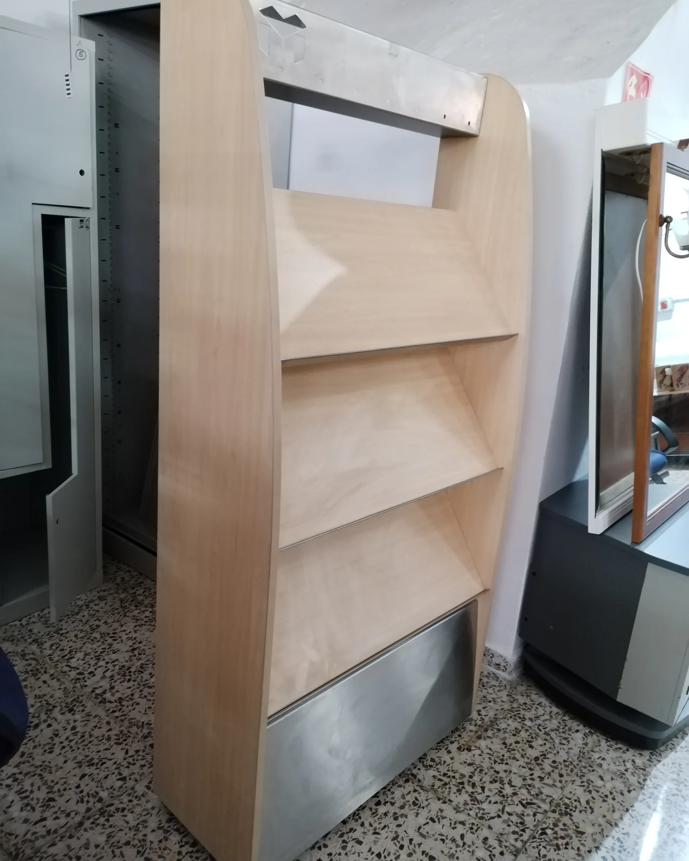 Expositor de madera con estructura metálica - imagen 3