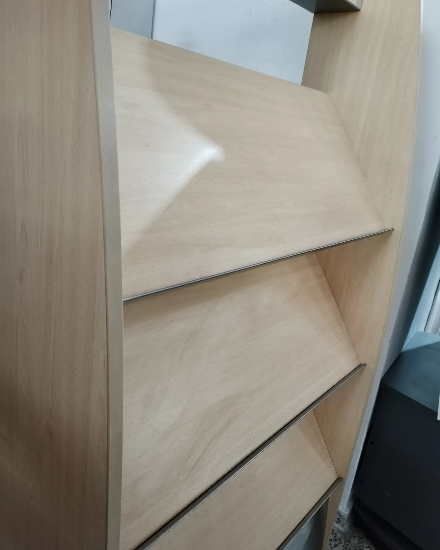 Expositor de madera con estructura metálica - imagen 4