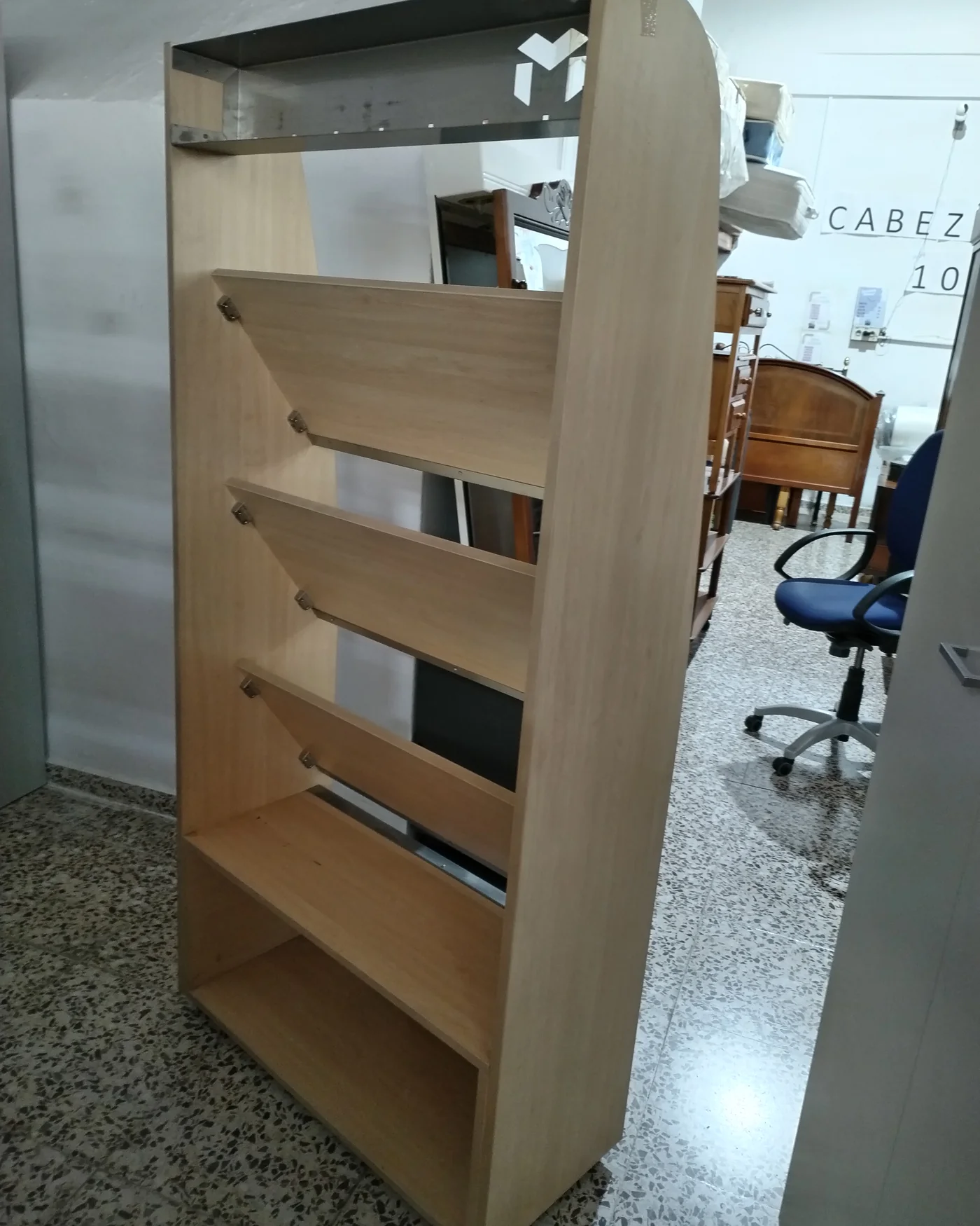 Expositor de madera con estructura metálica - imagen 5