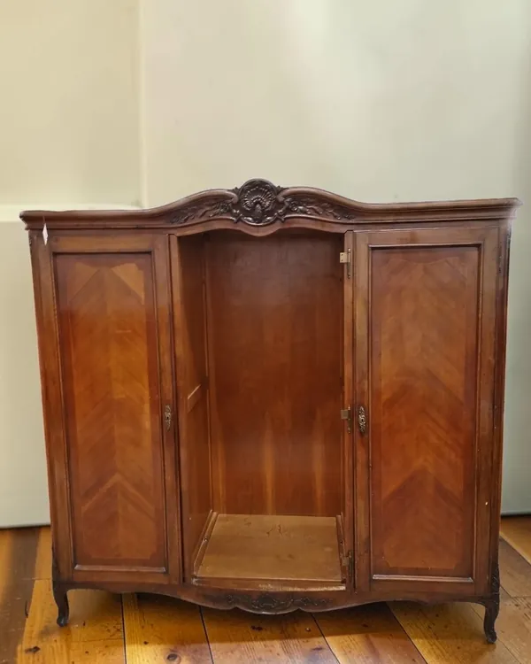 Armario Antiguo de Estilo Clásico con Detalles Tallados