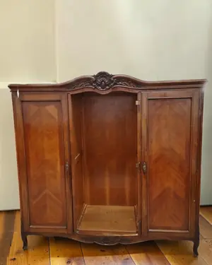 Armario antiguo de estilo clásico con detalles tallados - miniatura 1