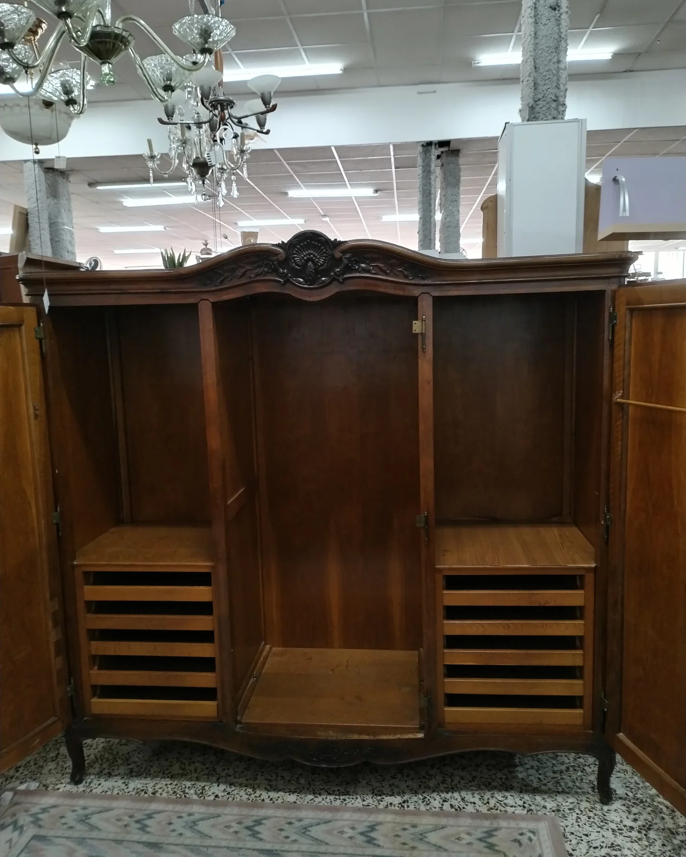 Armario antiguo de estilo clásico con detalles tallados - imagen 2