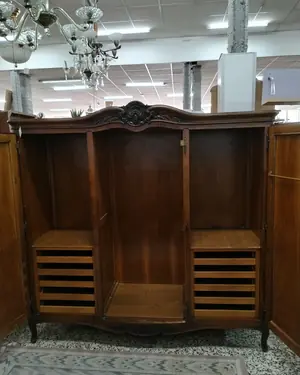 Armario antiguo de estilo clásico con detalles tallados - miniatura 2