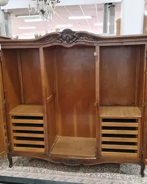 Armario antiguo de estilo clásico con detalles tallados - miniatura 3