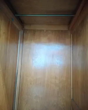 Armario antiguo de estilo clásico con detalles tallados - miniatura 4