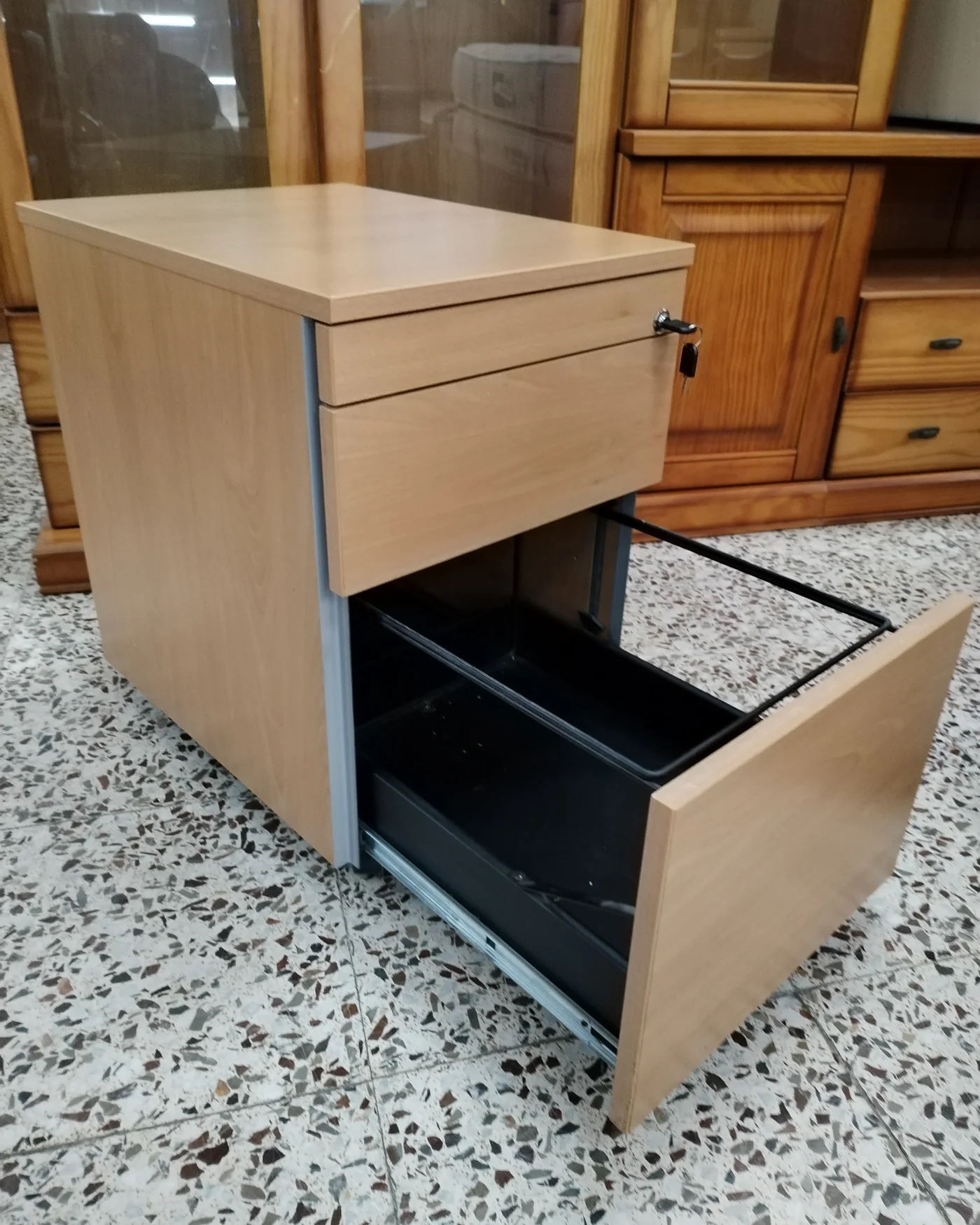 Cajonera de oficina con tres cajones y cerradura - imagen 4