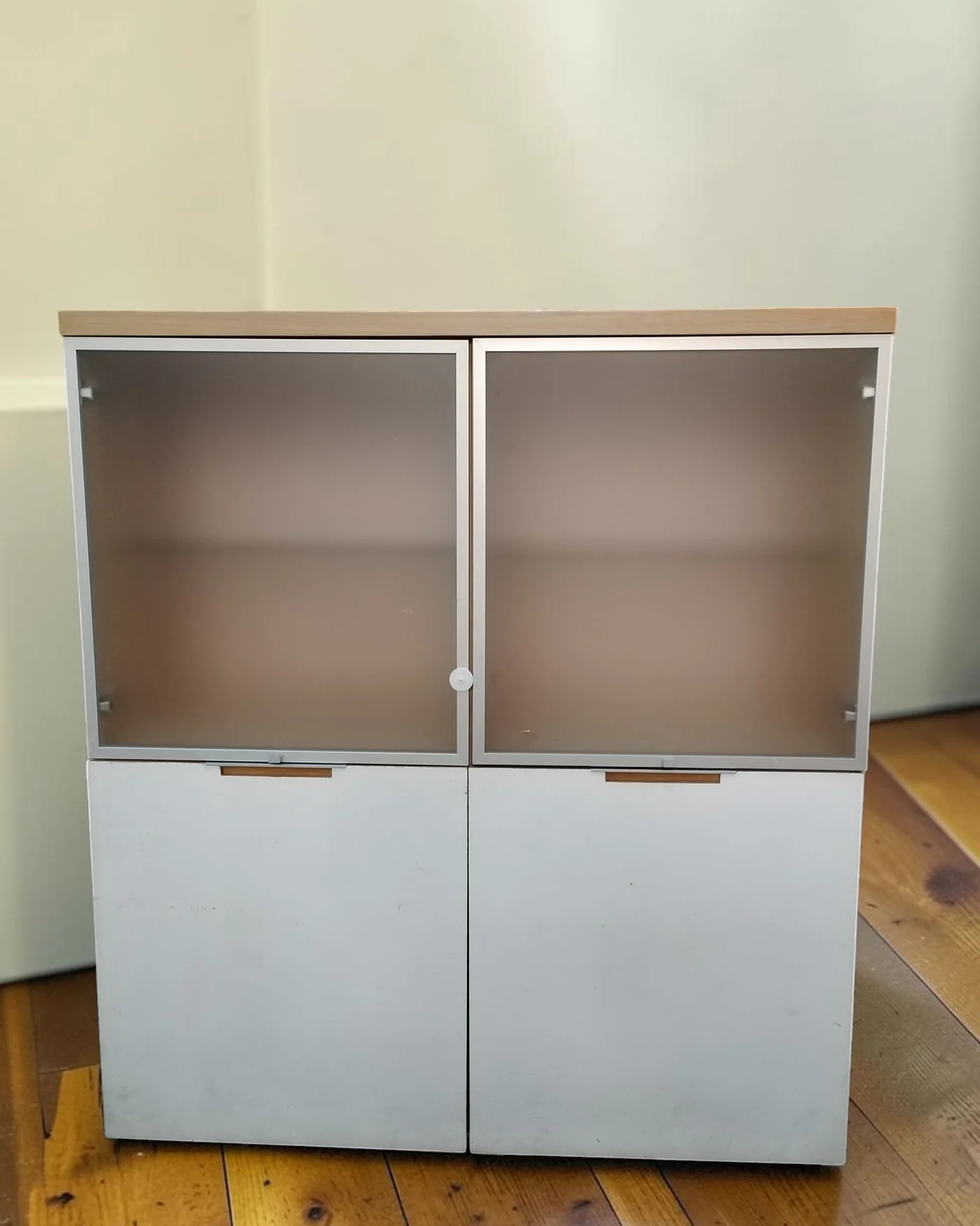 Aparador blanco de madera con puertas de cristal esmerilado - imagen 1
