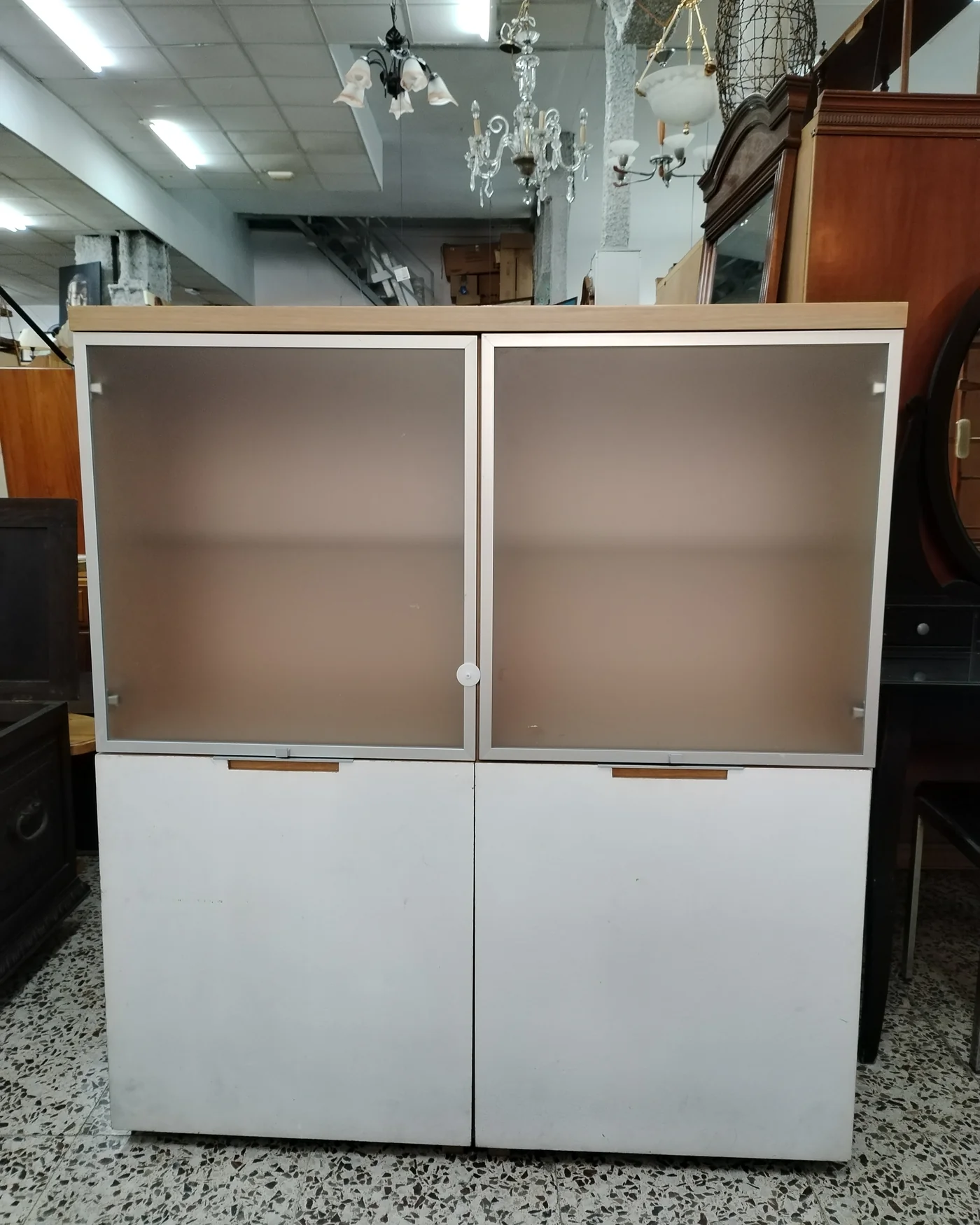 Aparador blanco de madera con puertas de cristal esmerilado - imagen 2