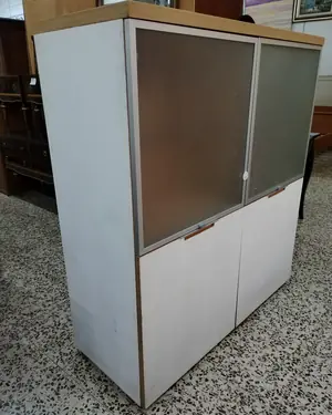 Aparador blanco de madera con puertas de cristal esmerilado - miniatura 4