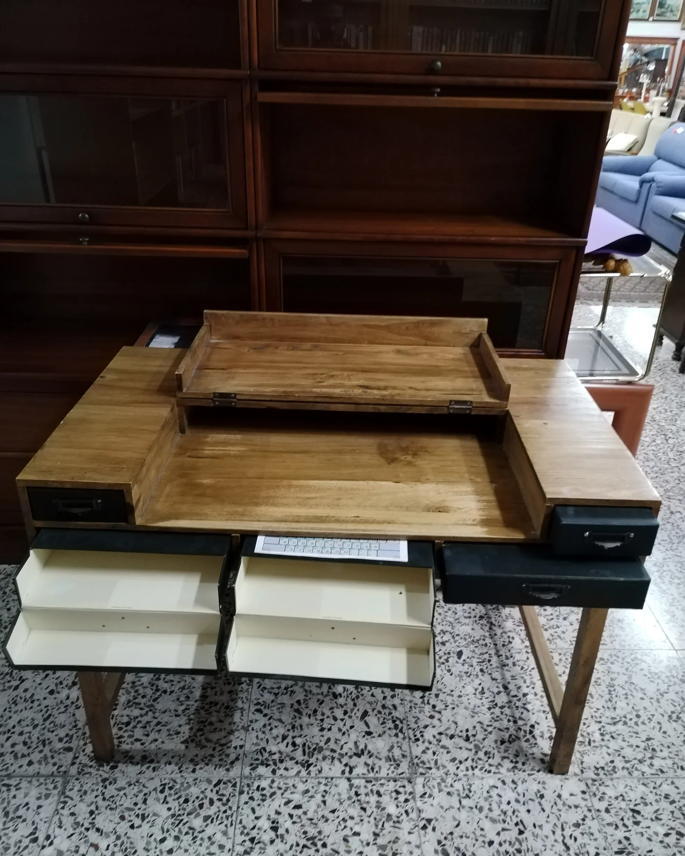 Escritorio de madera maciza con cajones metálicos - imagen 3