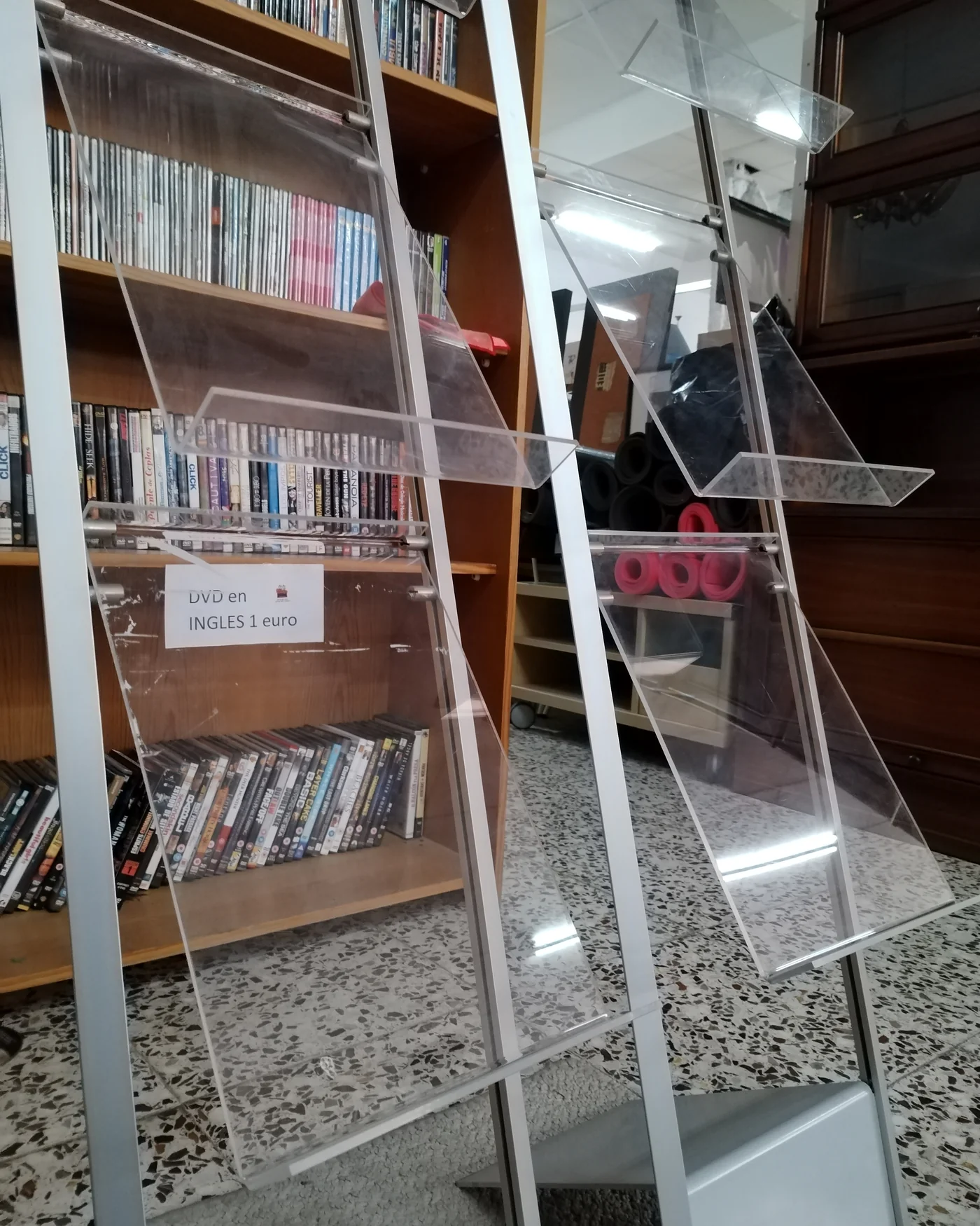Par de expositores de pie para portafolletos - imagen 4