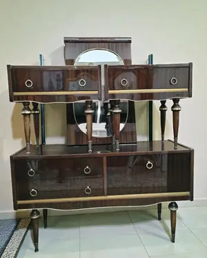 Juego de tocador vintage con cómoda, mesitas y espejo - miniatura 1