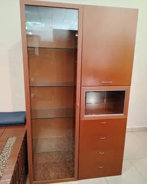 Vitrina de salón moderna con puertas de cristal y cajones - miniatura 1