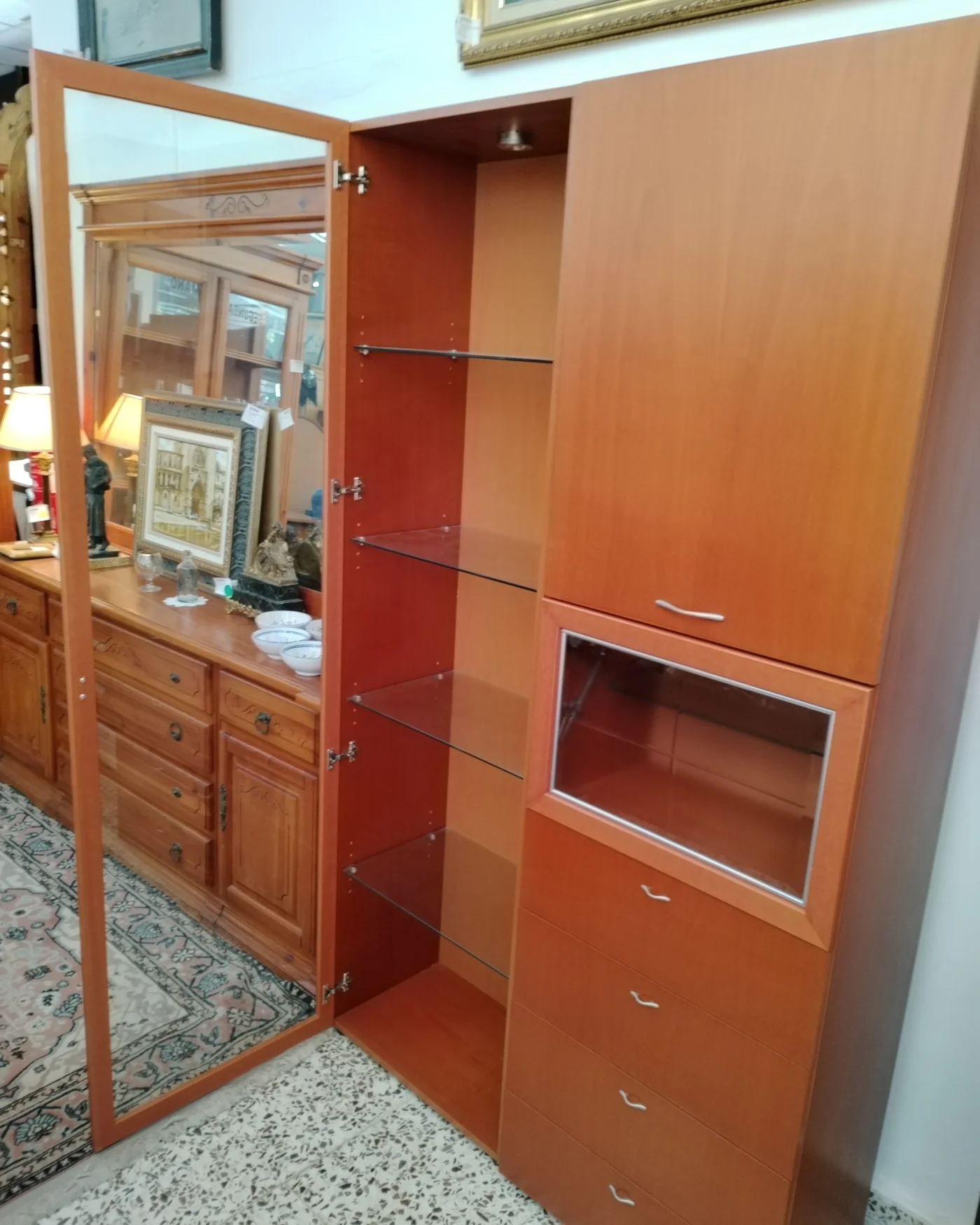 Vitrina de salón moderna con puertas de cristal y cajones - imagen 3