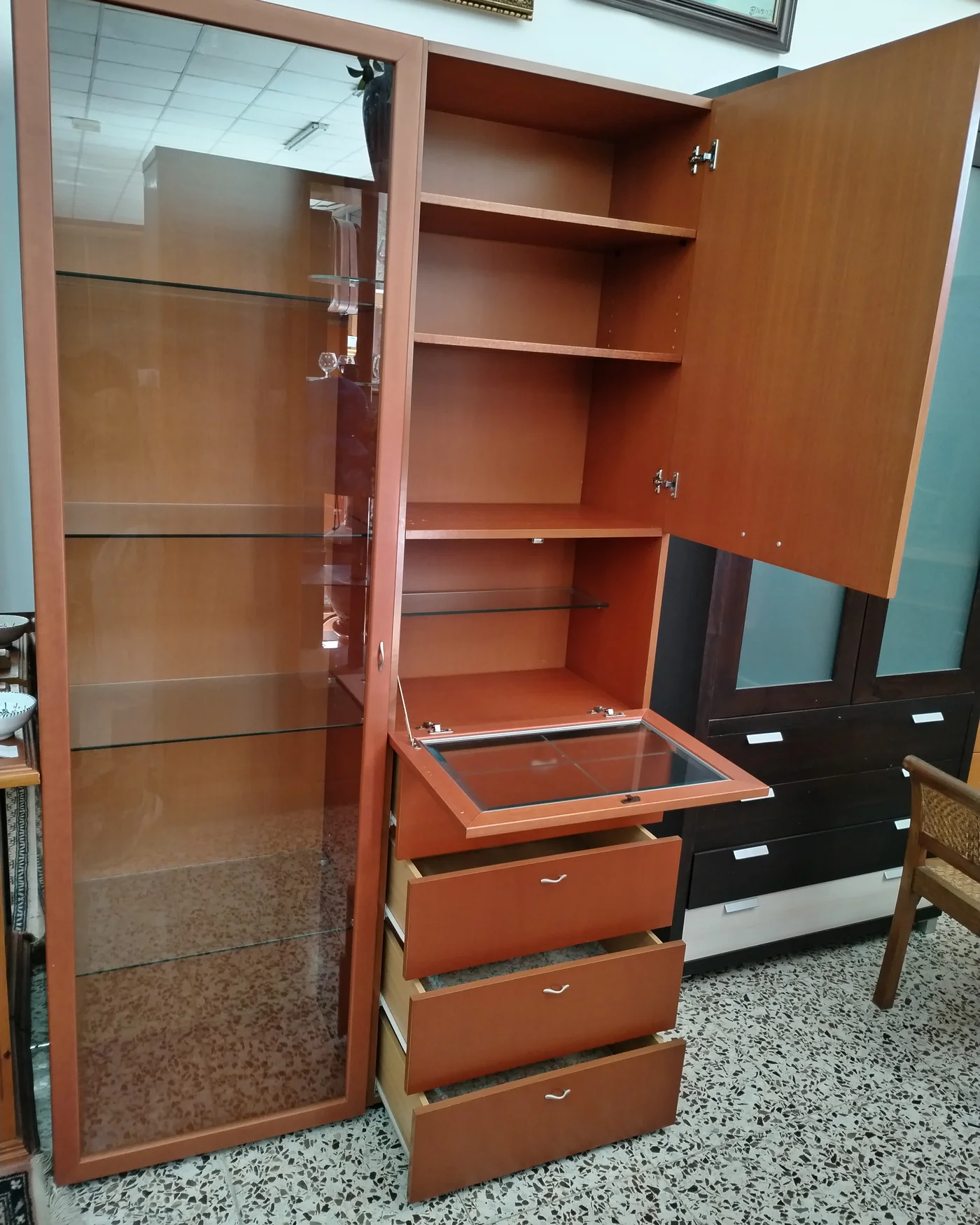 Vitrina de salón moderna con puertas de cristal y cajones - imagen 4