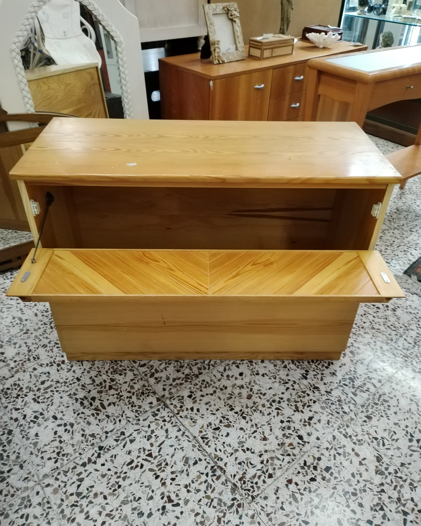 Baúl de madera clásico con tapa abatible - imagen 2