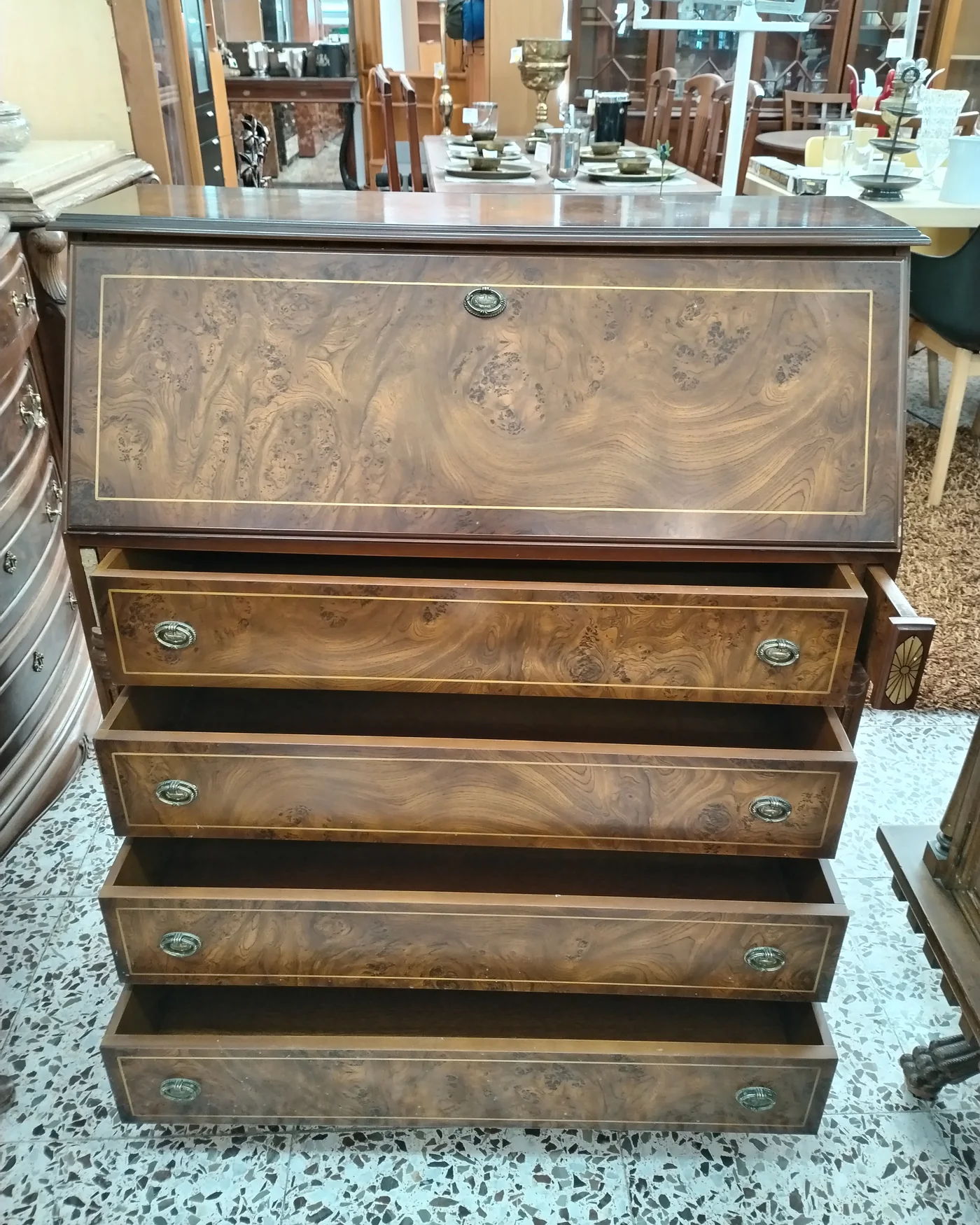 Secretario o escritorio tipo bureau en madera de nogal con marquetería - imagen 2