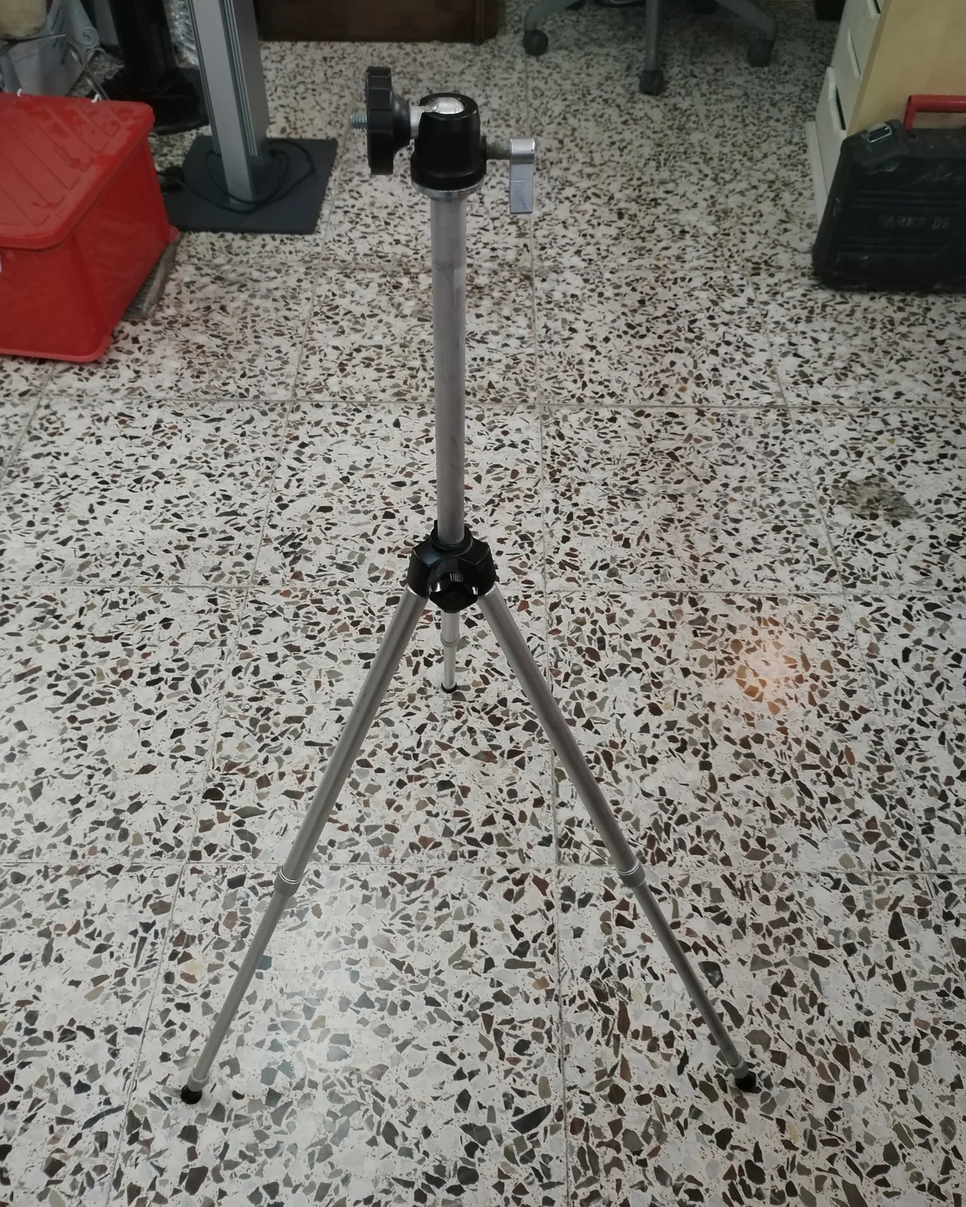 Trípode ajustable de aluminio - imagen 1