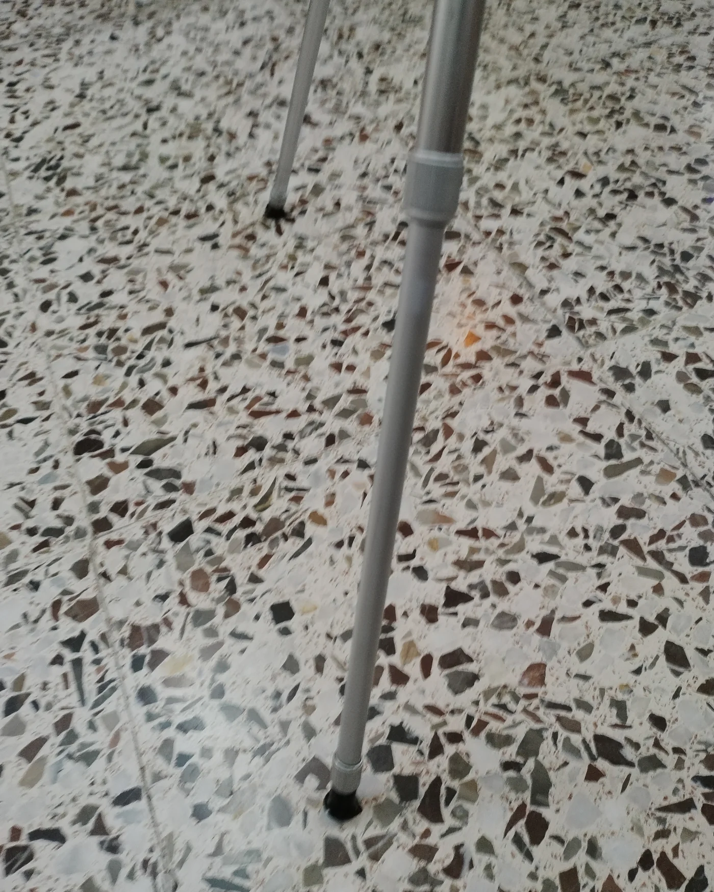 Trípode ajustable de aluminio - imagen 2