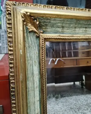 Espejo clásico de madera con detalles dorados - miniatura 4