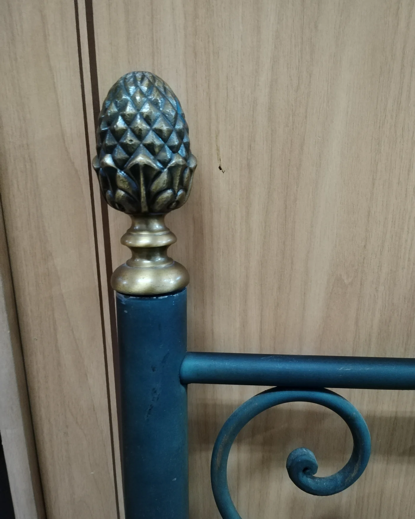 Cabecero de forja con detalles en dorado - imagen 2