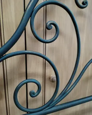 Cabecero de forja con detalles en dorado - miniatura 3