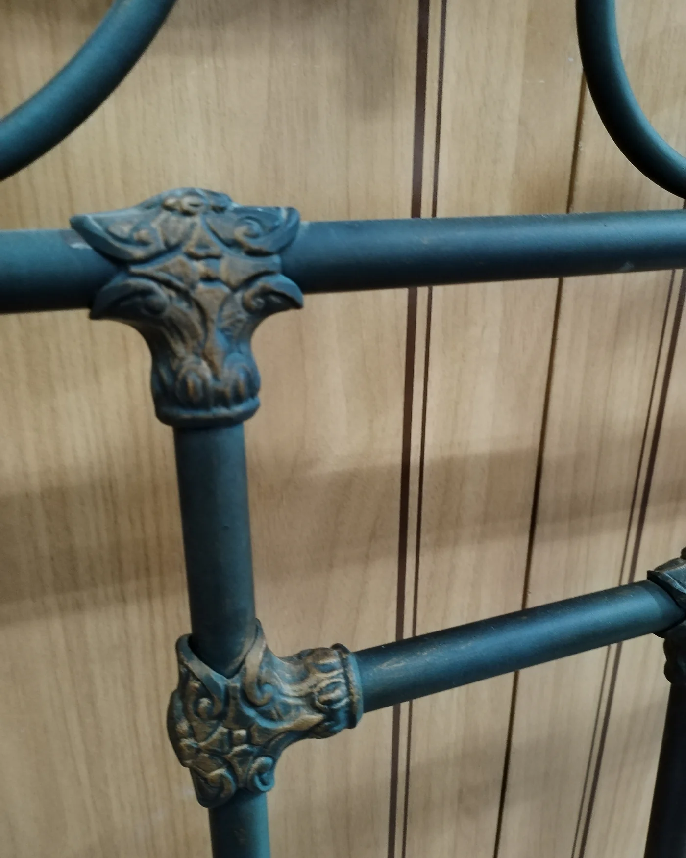 Cabecero de forja con detalles en dorado - imagen 4