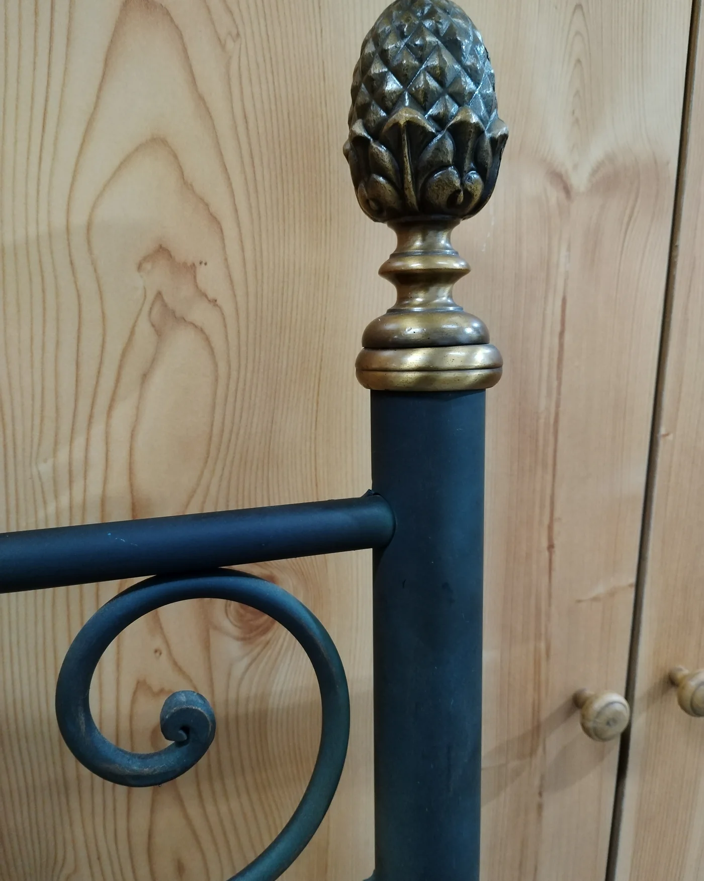 Cabecero de forja con detalles en dorado - imagen 5