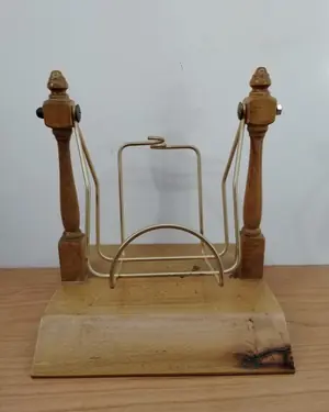 Soporte expositor vintage de madera y metal - miniatura 1