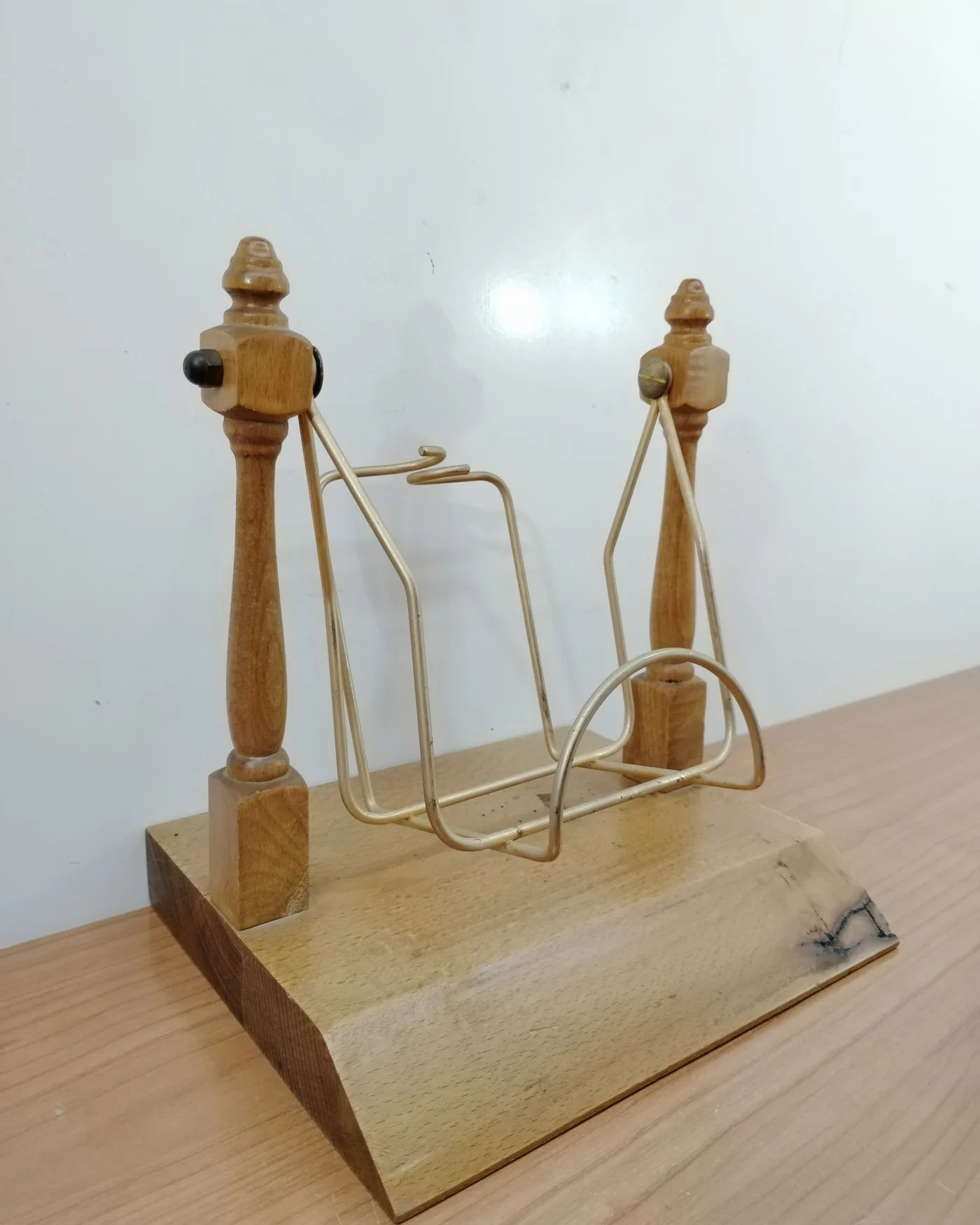 Soporte expositor vintage de madera y metal - imagen 2