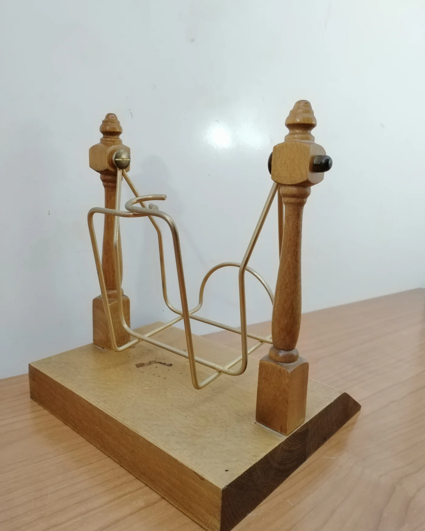 Soporte expositor vintage de madera y metal - imagen 3