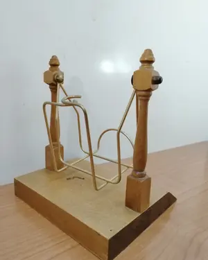 Soporte expositor vintage de madera y metal - miniatura 3
