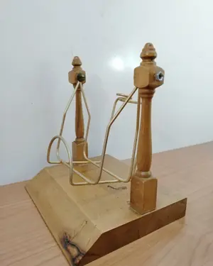 Soporte expositor vintage de madera y metal - miniatura 4