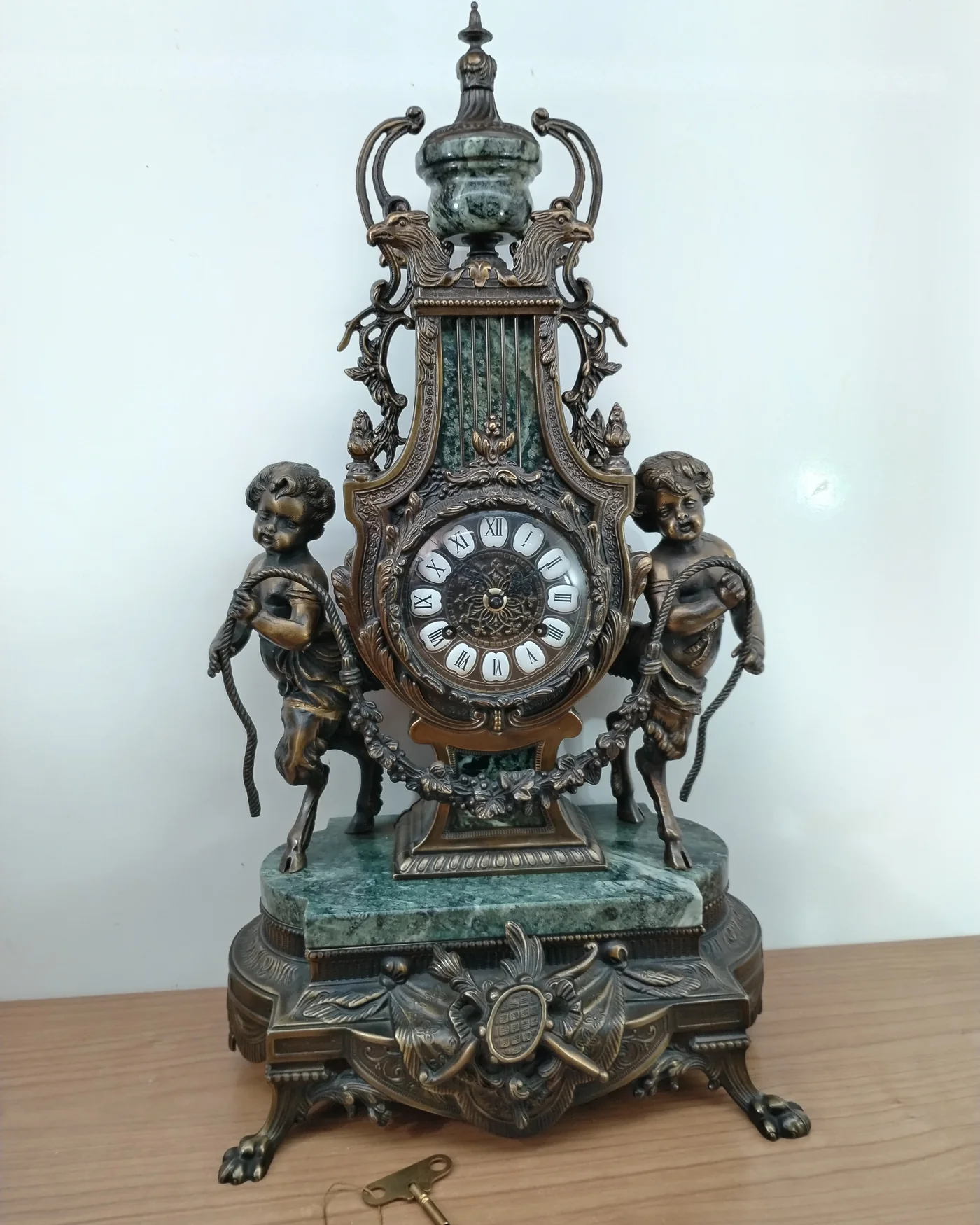 Reloj imperial Franz Hermle con figuras de querubines y base de mármol verde - imagen 1